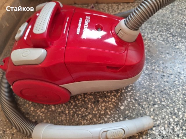 Прахосмукачка с торба Electrolux Essensio ZEO5410, 3 л, 1800 W, червена, снимка 4 - Прахосмукачки - 50637527