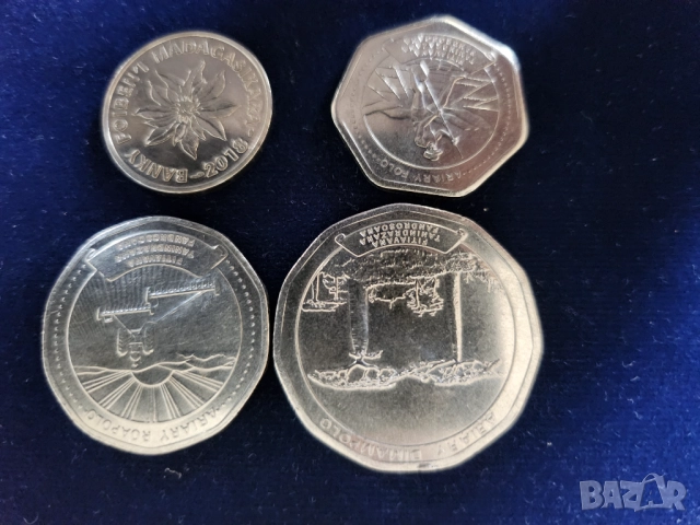 МАДАГАСКАР - нови пътеводители на френски - 2025 и 2024 г. + банкоти и монети (ариари), нови, снимка 5 - Енциклопедии, справочници - 52574258