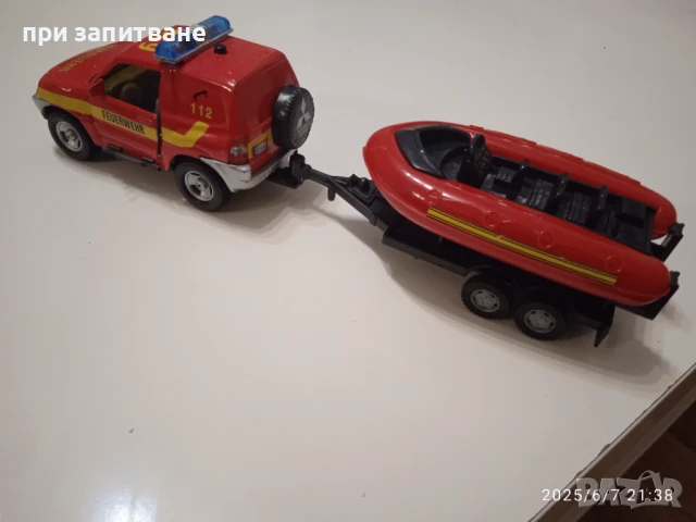 Метално Mitsubishi Pajero, с пластмасово ремарке с лодка; Каравана и ремаркета с лодки, 15 см., снимка 6 - Колекции - 50587001