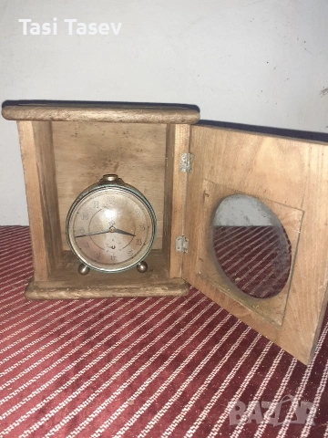 Стари будилници и кутия за часовник