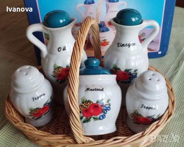 красив порцеланов оливерник в плетена дървена кошничка