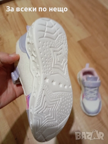 Светещи маратонки за момиче Елза чисто нови размер 28, снимка 3 - Детски маратонки - 52371842