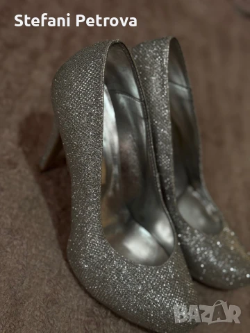 Сребърни токчета, снимка 4 - Дамски обувки на ток - 51084714
