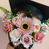 Кутия шапка със сапунени цветя за бъдещи абитуриенти или абсолвенти🎓, снимка 6 - Подаръци за жени - 40417060