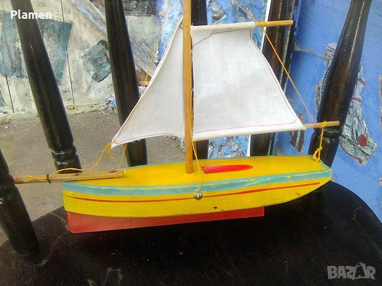Стара играчка дървена съветска платноходка с кил и платна може да плува, снимка 1
