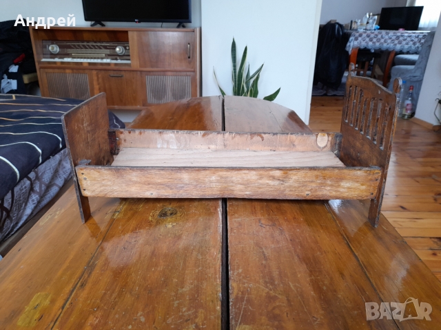 Старо креватче за кукли