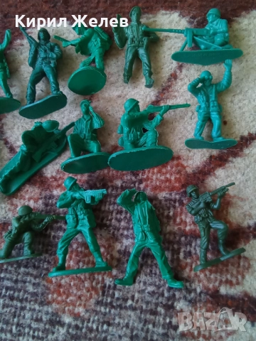 Войници пластмасови 12 броя 51726, снимка 4 - Колекции - 52105750