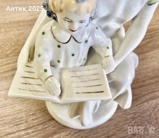 Статуетка „Първата книга“ — Полонне ЗХК, порцелан, клеймо 1956–1972 г., снимка 9 - Колекции - 52410516