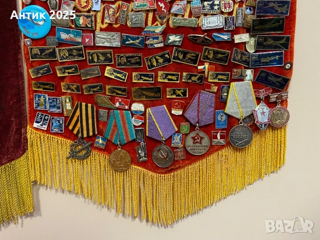 Колекция от съветски значки върху кадифено знаме – голям винтидж комплект, 200+ значки, СССР, снимка 4 - Антикварни и старинни предмети - 52669205