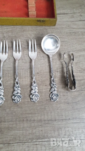 Комплект посребрени десертни вилички и прибори за сервиране, снимка 5 - Антикварни и старинни предмети - 53440751