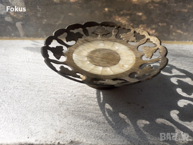 Малка бронзова чинийка със седеф, снимка 2 - Антикварни и старинни предмети - 53408541