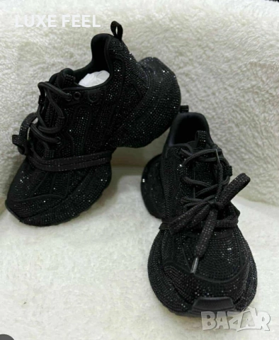 Дамски маратонки с камъчета - 45€