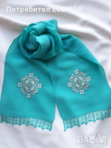 Ръчно бродиран копринен шал с автентичен български мотив и дантела 