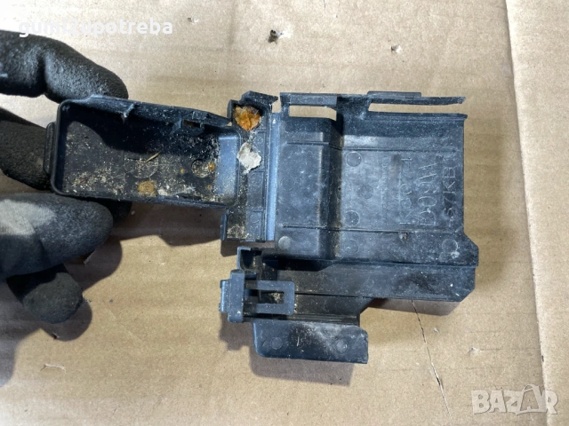 Защитен Капак Положителна Клама D09W-67KB1 Mazda CX3 77kW 1.5дизел 2015, снимка 2 - Части - 53818427