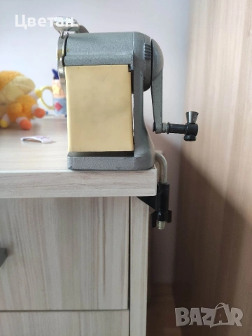 Острилка за моливи, снимка 3 - Антикварни и старинни предмети - 53117937