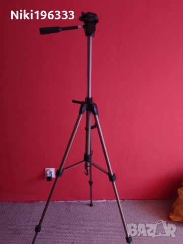 Продавам качествен и стабилен статив за фотоапарат или камера на марката Hama.