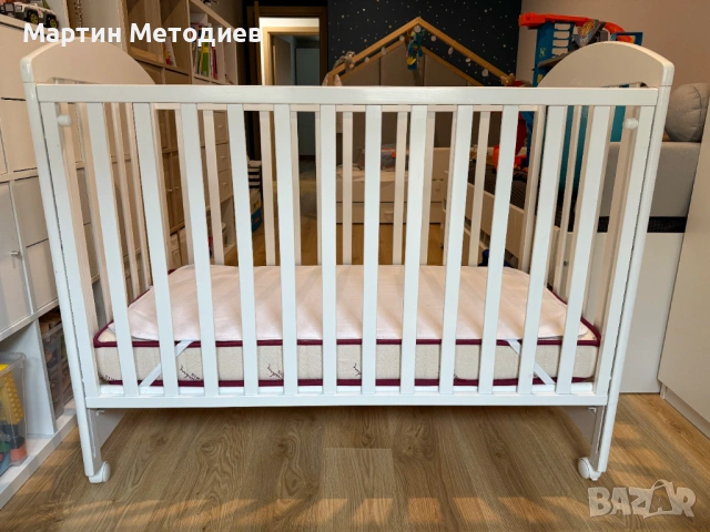 Дървено детско (бебешко) легло с колелца (0-3 год.), снимка 2 - Кошарки - 53602525