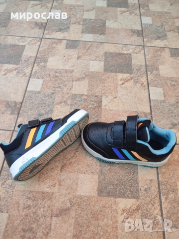 Детски маратонки Адидас 28-ми номер , снимка 3 - Детски маратонки - 51639917