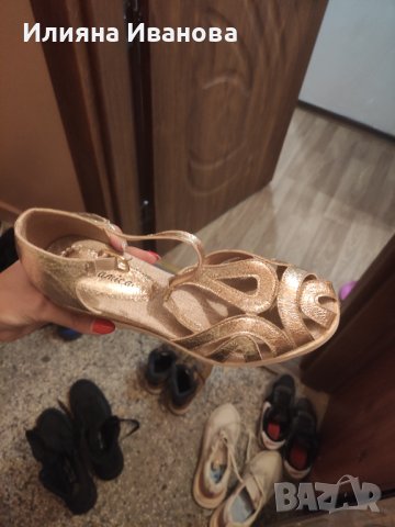 Златисти сандали 39
