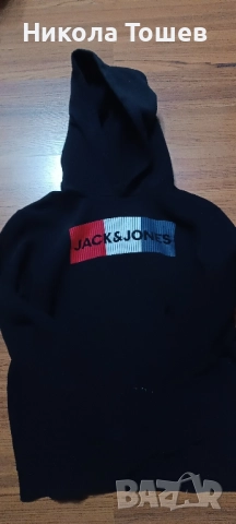 Продавам суичер на jack Jones 