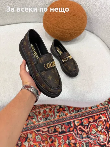Louis Vuitton Луксозни Дамски Обувки Тип Мокасини С Дебела Подметка И Златно Пого Код SEM-780