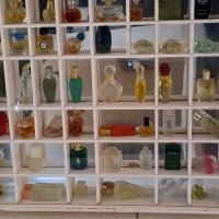 Колекционерска витрина маркови парфюми, снимка 1 - Колекции - 40608821