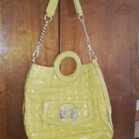 Голяма чанта Guess цвят лайм , снимка 3 - Чанти - 41204610