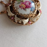  Дамска брошка перли и порцелан, снимка 2 - Антикварни и старинни предмети - 41376517