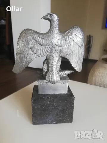 Много красива статуетка на орел от бронз и мрамор. , снимка 2 - Антикварни и старинни предмети - 47566886