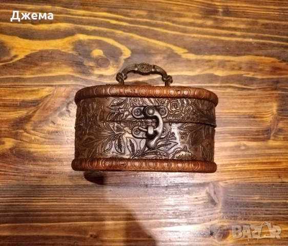 Стара дървена кутия