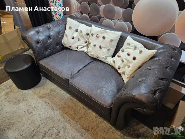 Двуместен кожен диван в стил Chesterfield – тъмнокафяв + подарък