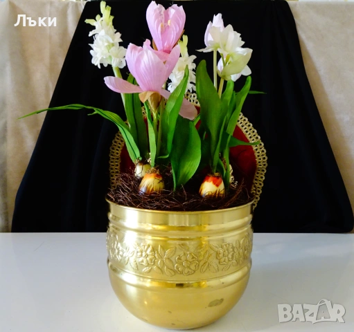 Позлатена кашпа от месинг с аранжировка изкуствени цветя. 