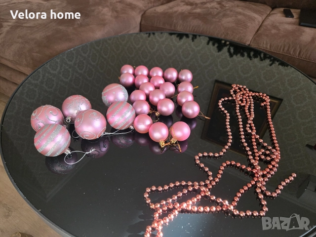 Розов сет от коледни играчки + гирлянд