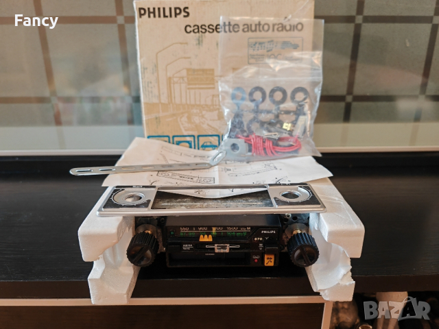 Чисто нов авто-радио касетофон Philips 1980 г, снимка 1 - Аксесоари и консумативи - 44687684
