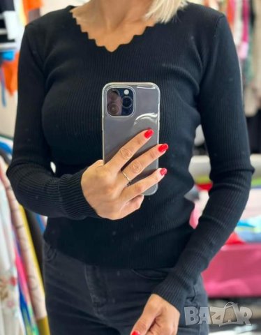 Блузка с назъбено деколте 