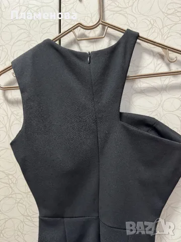 Черна рокля с подплънки и една презрамка- S размер, снимка 4 - Рокли - 48687540