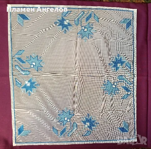 Каре ръчно бродирано на тюл. 