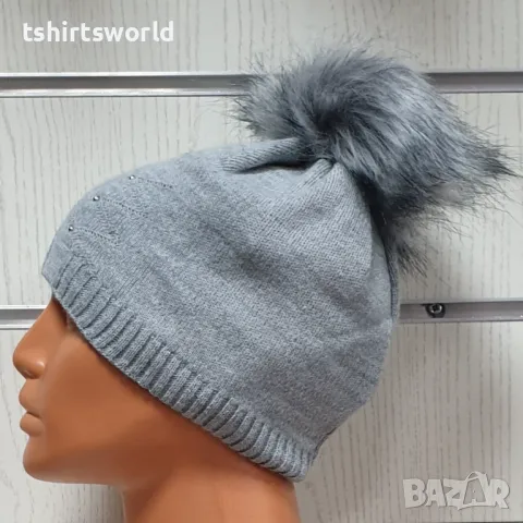 Нова зимна дамска шапка с камъчета отпред и с пух/помпон в светлосив цвят, снимка 3 - Шапки - 48210167