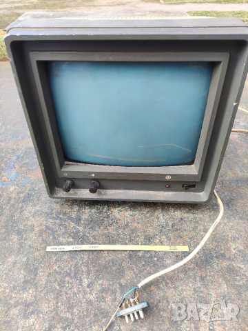 Продавам много стар монитор за български компютър Правец 82
