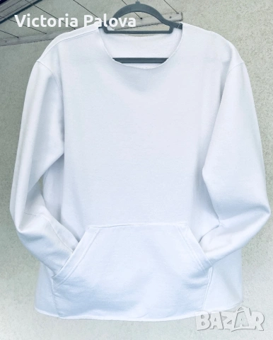 Бял суитшърт с кенгуру джоб и raw edges 