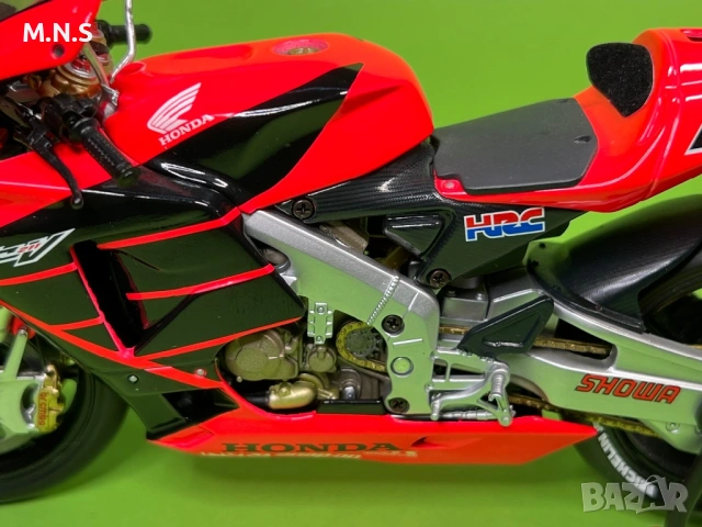 Honda RC211V Мотор Колекционерски  , снимка 15 - Колекции - 53600392