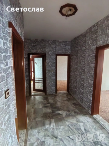 Собственик ПРОДАВА 4 етажна къща с двор и гараж в ПРОВАДИЯ център, снимка 3 - Къщи - 53136472