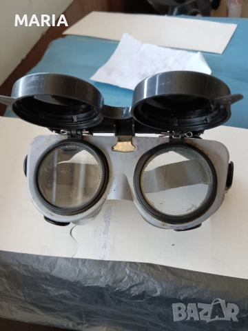 Продавам очила за оксижен с повдигащи капаци.