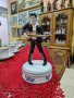 Уникална антикварна колекционерска порцеланова фигура статуетка Елвис Пресли, снимка 1 - Антикварни и старинни предмети - 41861464