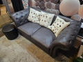 Двуместен кожен диван в стил Chesterfield – тъмнокафяв + подарък, снимка 1