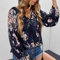 Дамска блуза в тъмносиньо с принт на цветя, снимка 1 - Блузи с дълъг ръкав и пуловери - 40148911
