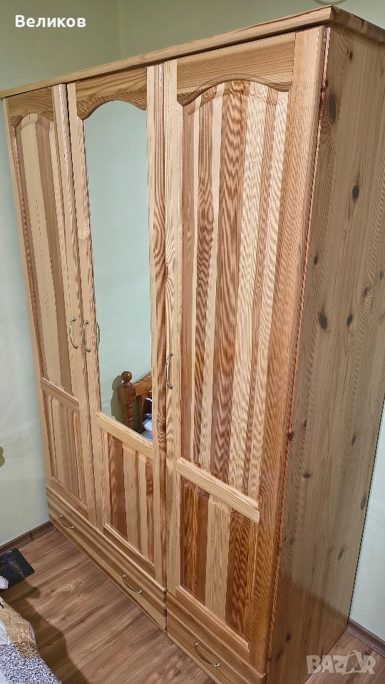 Трикрилен гардероб от чам, снимка 1