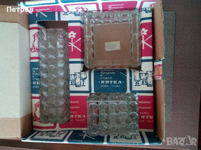 Продавам антикварен, комплект--ваза,пепелник и поставка за цигари.Нов.Произведен в НРБ-1980 г..