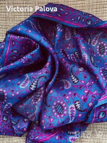 Красив копринен шал