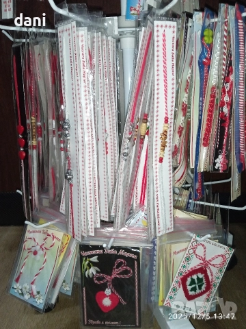 Микс от 700 мартеници с подарък стелаж , снимка 10 - Други - 52674563